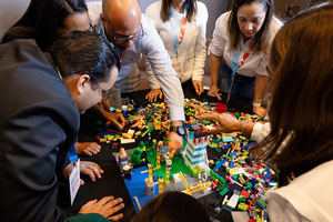 Dinámica grupal y desafios con piezas de Lego.