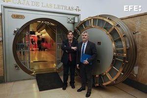 El  director del Instituto Cervantes, Luis García Montero (izq), y el presidente de la Agencia EFE, Miguel Ángel Oliver (dcha), ante la entrada a la Caja de las Letras del Instituto Cervantes en Madrid.