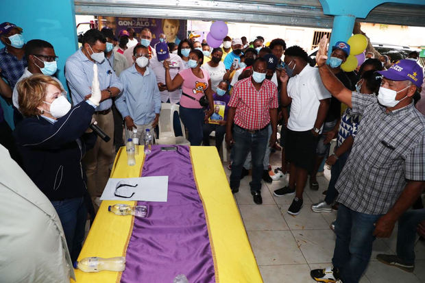 Lucía Medina también juramentó a decenas de jóvenes de Las Matas de Farfán, en la provincia San Juan.