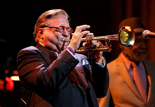 Arturo Sandoval, el afamado trompetista cubano, dirigió un mensaje a los dominicanos para que respalden 'Me Levantaré'.