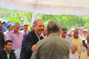 Danilo Medina visita Sabana Cruz, B&#225;nica, lleva apoyo a cinco asociaciones 