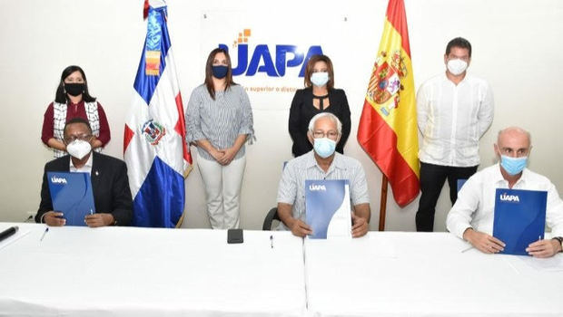 Francisco Rojas del MEPyD; Angel Hernández de la UAPA y  Alejandro Abellán Garcia de Diego, de la Agencia de Cooperación Española, firmaron el inicio del proyecto. 