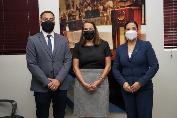 José E. Rodríguez, Amparo Arango e Yvette Marichal.