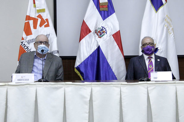 Roberto Cassá y Eduardo Mejía en la mesa de honor.