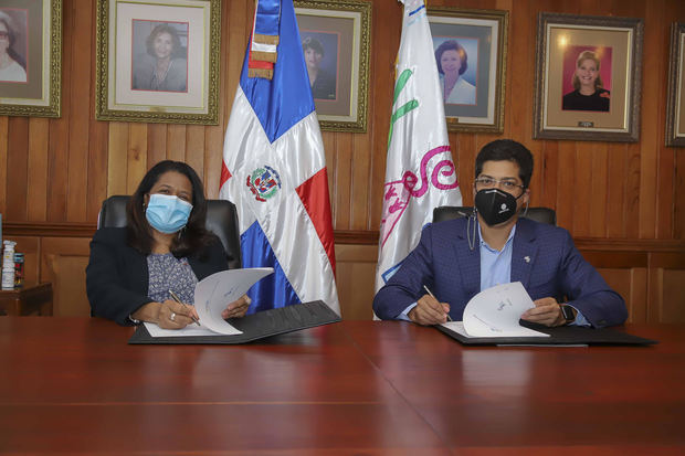 La presidenta ejecutiva del CONANI, Paula Disla y Rafael Izquierdo, vicepresidente de Grupo Universal en la firma del acuerdo.