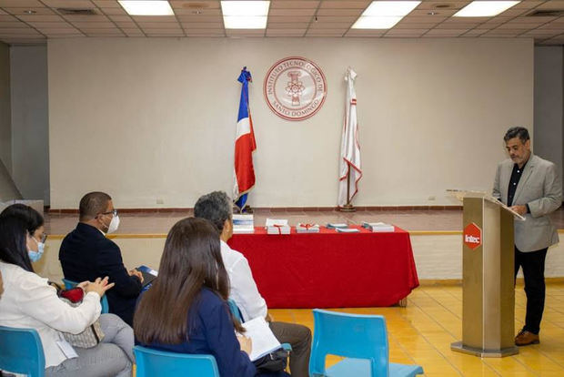 Consejo Nacional para el Cambio Climático dona libros y materiales didácticos a Universidades.