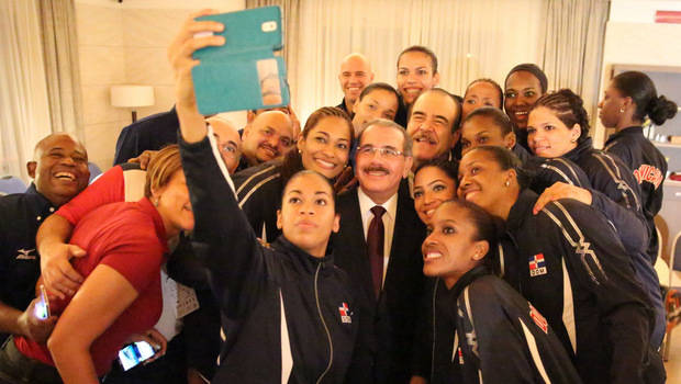Deportistas se toman foto con el presidente Danilo Medina. 