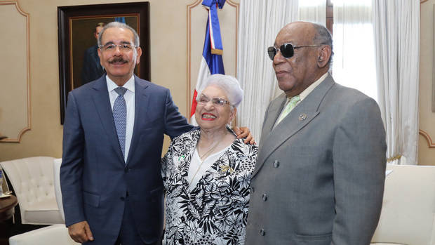 Danilo Medina junto a María Cristina Camilo, Osvaldo Cepeda y Cepeda.
