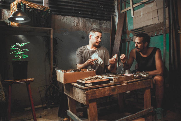 En la foto los actores Frank Perozo y Manuel Raposo, en una de las escenas del filme.
