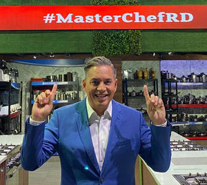 Daniel Sarcos es el nuevo presentador de Masterchef