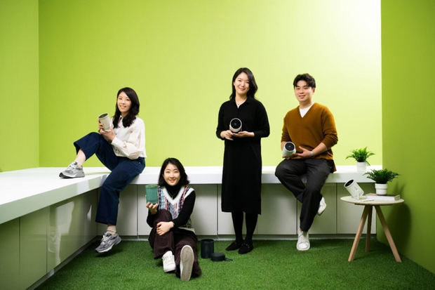 Los expertos en productos detrás de The Freestyle: Jenny Jung, Sooyeon Chung, Dami Baik y Seungyeon Ian Jeong de Negocios de Pantallas Visuales (VD) en Samsung Electronics.