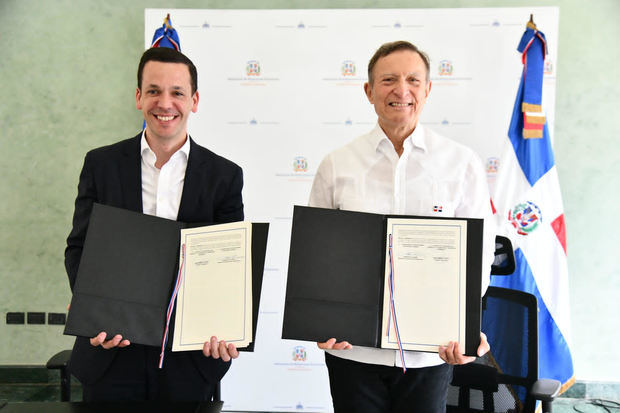 Director ejecutivo del Intrant, Hugo Beras y el canciller Roberto Álvarez Gil muestran documento del acuerdo entre el MIREX   y el Intrant.