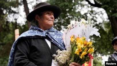Un miembro de la familia llora a Jonathan Alarcón después de que su ataúd fuera llevado a la plaza donde le dispararon durante las protestas tras el derrocamiento del expresidente peruano Pedro Castillo, en Ayacucho, Perú, el 22 de diciembre de 2022.
