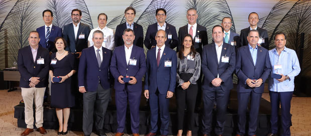 
AMCHAMDR reconoce nueve empresas por su fidelidad.