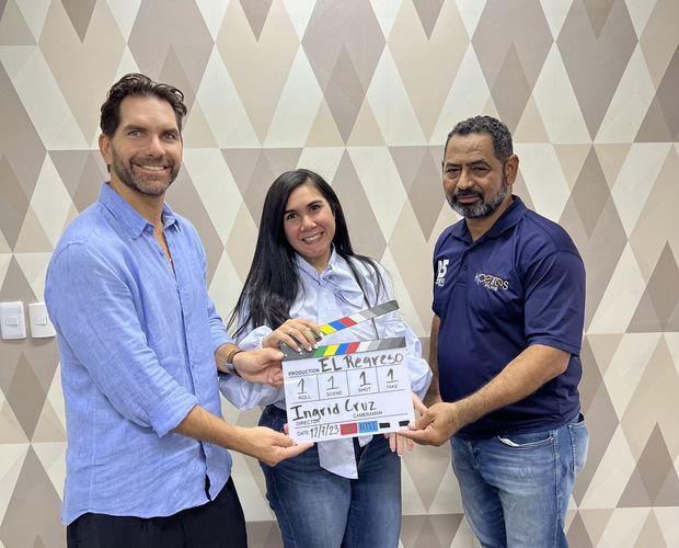 El actor Arap Bethke junto a la directora Ingrid Cruz y el productor de la película Hans García, en pleno claquetazo.