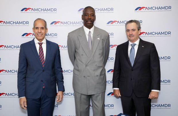 Edwin De los Santos, presidente de AMCHAMDR y Isiah Parnell, encargado de negocios de la embajada de EE. UU. 