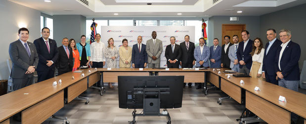 Encargado de negocios de EE. UU. y AMCHAMDR dialogan sobre prioridades para potenciar relaciones comerciales, sociales y culturales entre ambas naciones.