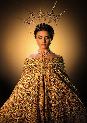 Vestido inspirado en la Virgen de la Caridad del Cobre.