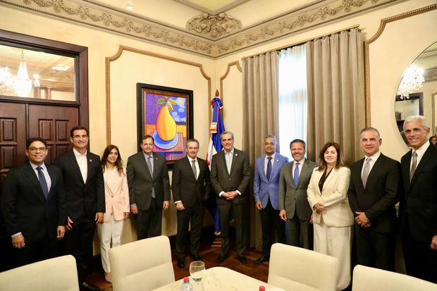 Directiva de AMCHAMDR junto al presidente Luis Abinader.