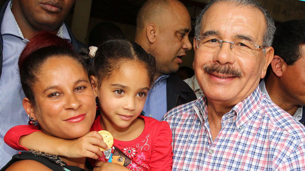 Danilo Medina junto a madre dominicana
