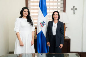 Raquel Arbaje, primera dama, recibe la visita de la talentosa violinista Aisha Syed