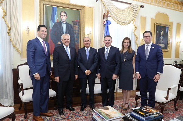 Danilo Medina con el presidente de COPA acompañantes.
