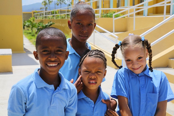 Alumnos beneficiados con la nueva escuela.