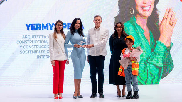 Yermys Peña, galardonada por Ministerio de Relaciones Exteriores de República Dominicana.