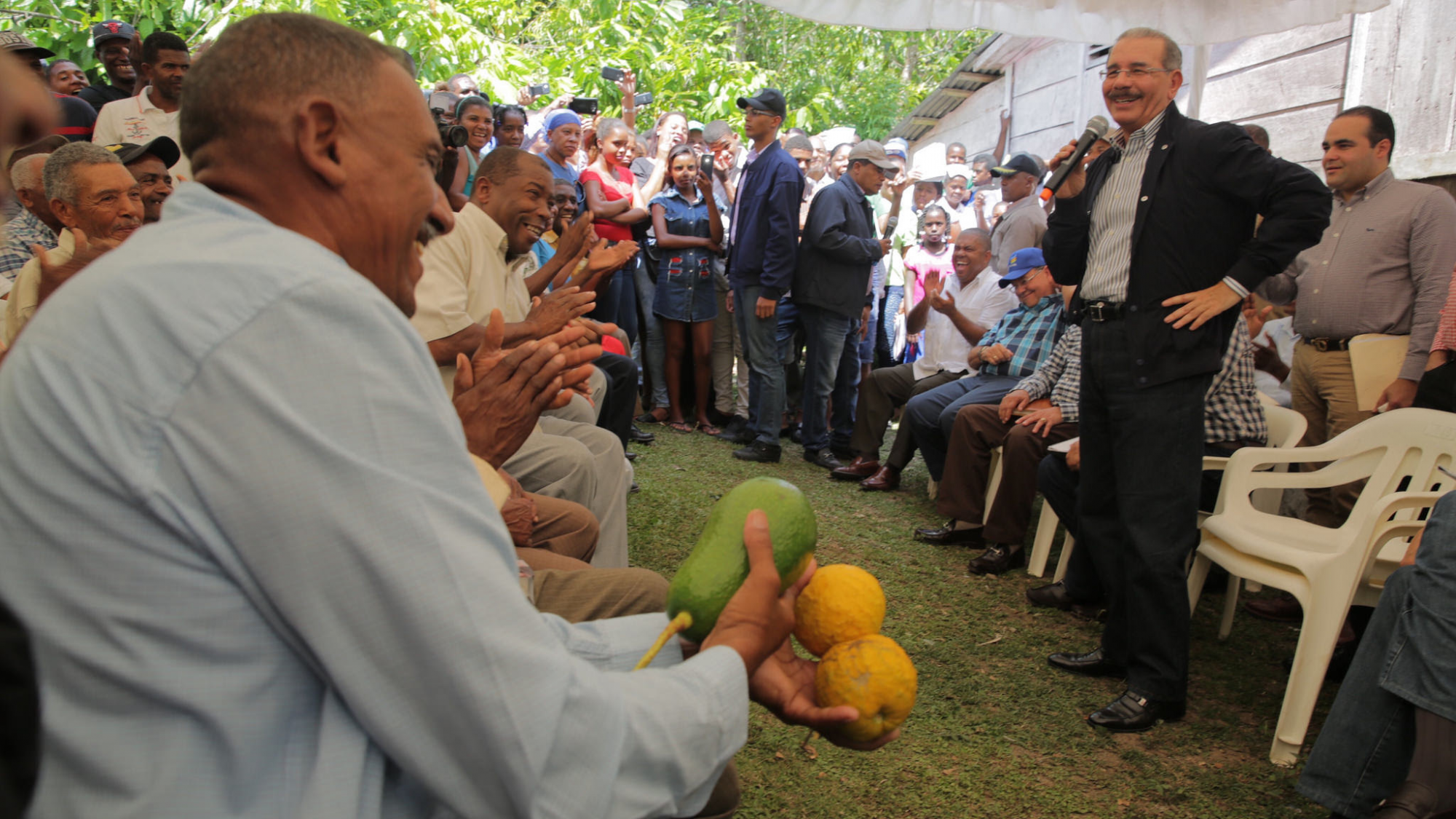 Visita Sorpresa: Medina va a San Cristóbal y otorga ayuda a productores cacao, café y chinola