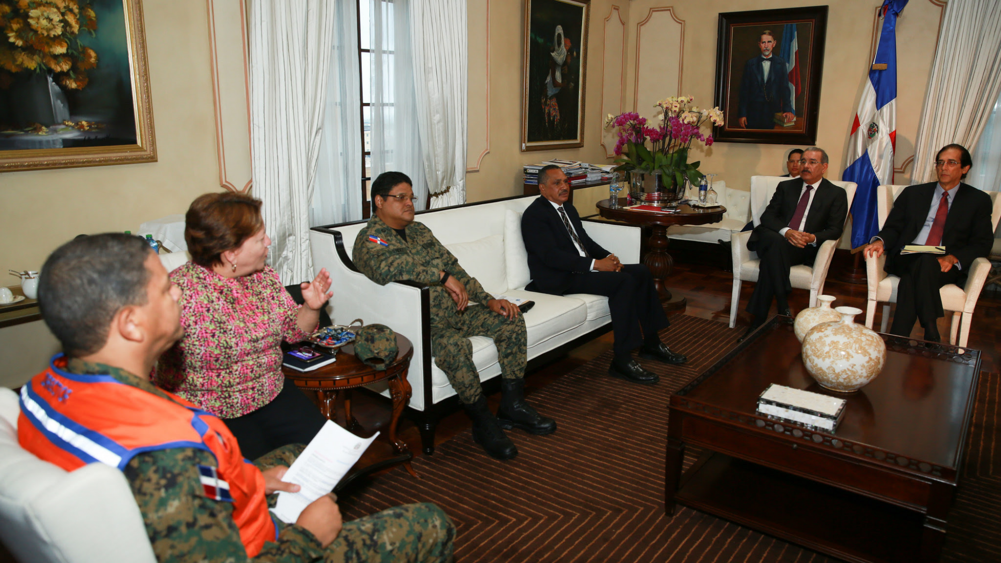 Presidente Medina reunido con los directores de las diferentes instituciones. 