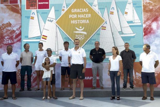 Felipe VI encabeza el homenaje a los regatistas de Barcelona 92