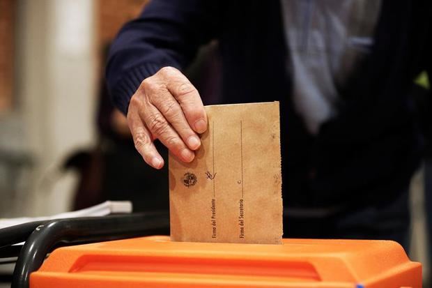 Una ciudadana ejerce su derecho al voto en su colegio electoral en Montevideo hoy 24 de noviembre. 