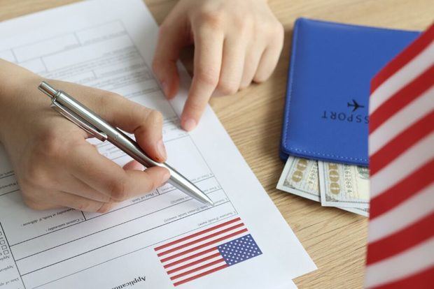 EEUU pospone medida que elimina la exención de entrevistas para visas de paseo.