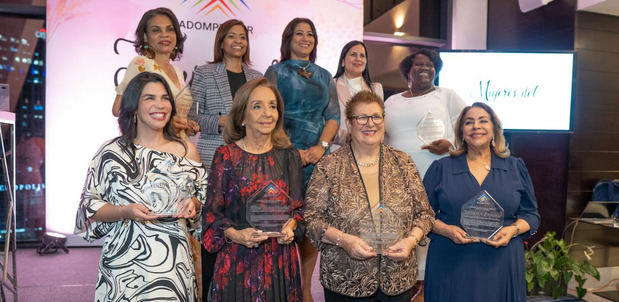 Yenny Polanco Lovera junto a las mujeres del turismo que Adompretur reconoció en 2025.
