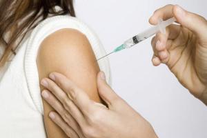 Infectólogo advierte de la necesidad de promover la vacunación en adultos