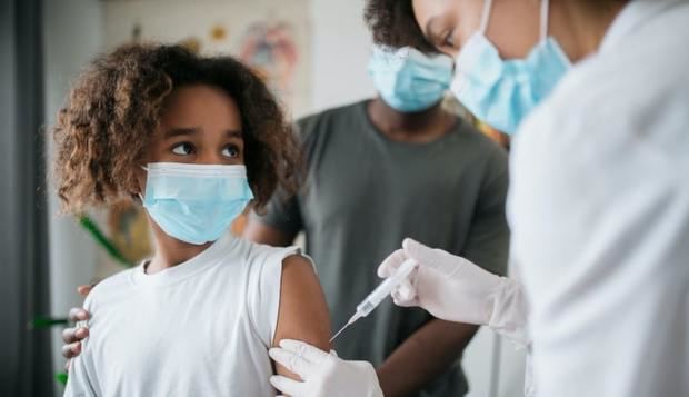 Sector salud analizará el lunes vacunación a niños contra el coronavirus