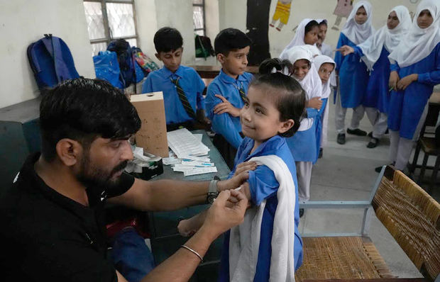 Un niño recibe una dosis de la vacuna de Pfizer BioNTech contra COVID-19 en la escuela en Lahore (Pakistán) el 19 de septiembre de 2022.