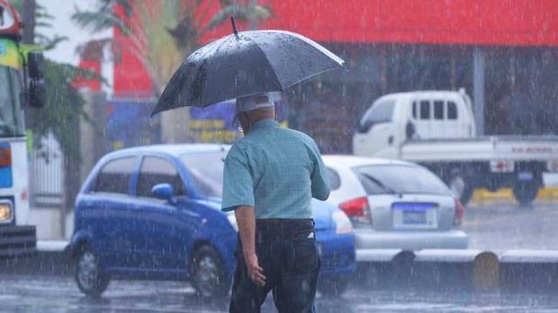 Aguaceros y tronadas por vaguada principalmente hacia el interior del país.