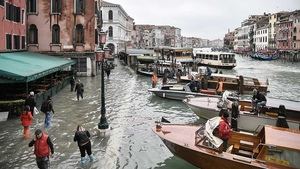 El agua vuelve a inundar Venecia mientras la marea sigue creciendo
 