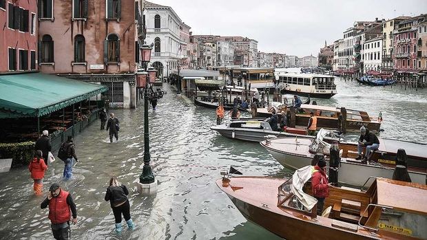 El agua vuelve a inundar Venecia mientras la marea sigue creciendo.