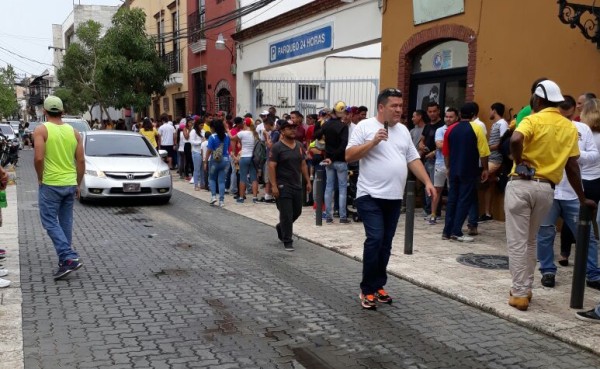 Venezolanos votaron en RD durante el plebiscito convocado por la oposición venezolana 