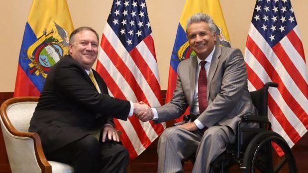 El presidente de Ecuador Lenin Moreno saluda al secretario de Estado de Estados Unidos Mike Pompeo este sábado durante una reunión en Guayaquil, Ecuador. Pompeo visita Ecuador como parte de su gira por Latinoamérica para fortalecer las alianzas en el Hemisferio Occidental sobre desafíos regionales y globales.