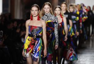 Versace se divierte en Milán con un juego sin límites de colores y tejidos