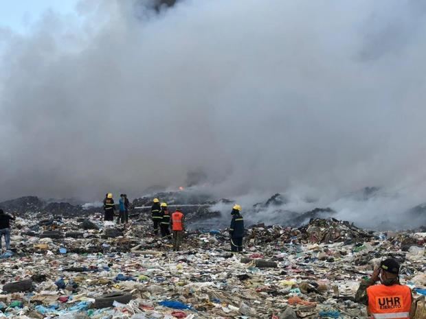 Las autoridades tratan de sofocar incendio en el vertedero de Duquesa.