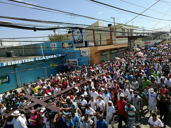 Viacrucis en la comunidad de Los Alcarrizos 