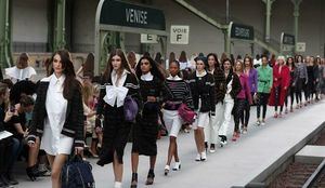 Un viaje en tren por París para descubrir el Chanel pos-Lagerfeld
 