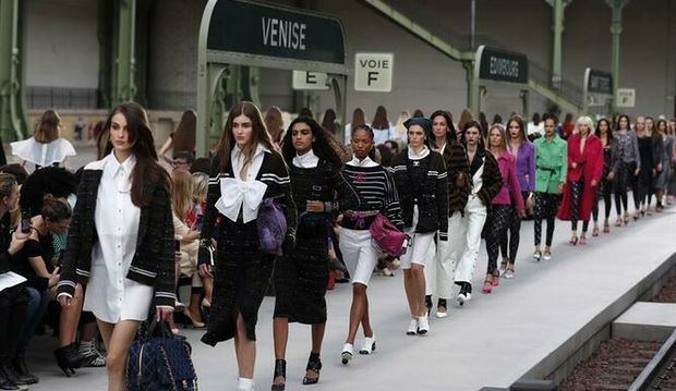 Algunas de las modelos de Chanel desfilando en el Grand Palais. (Foto:Fuente Externa.