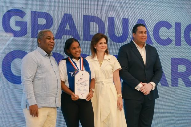 Vicepresidenta Raquel Peña encabeza octava graduación del programa Oportunidad.