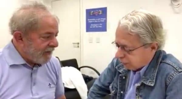 En el video conversa con el fraile dominico Frei Betto