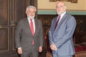 Ministro de Cultura sostiene reunión con director de la Real Academia Española